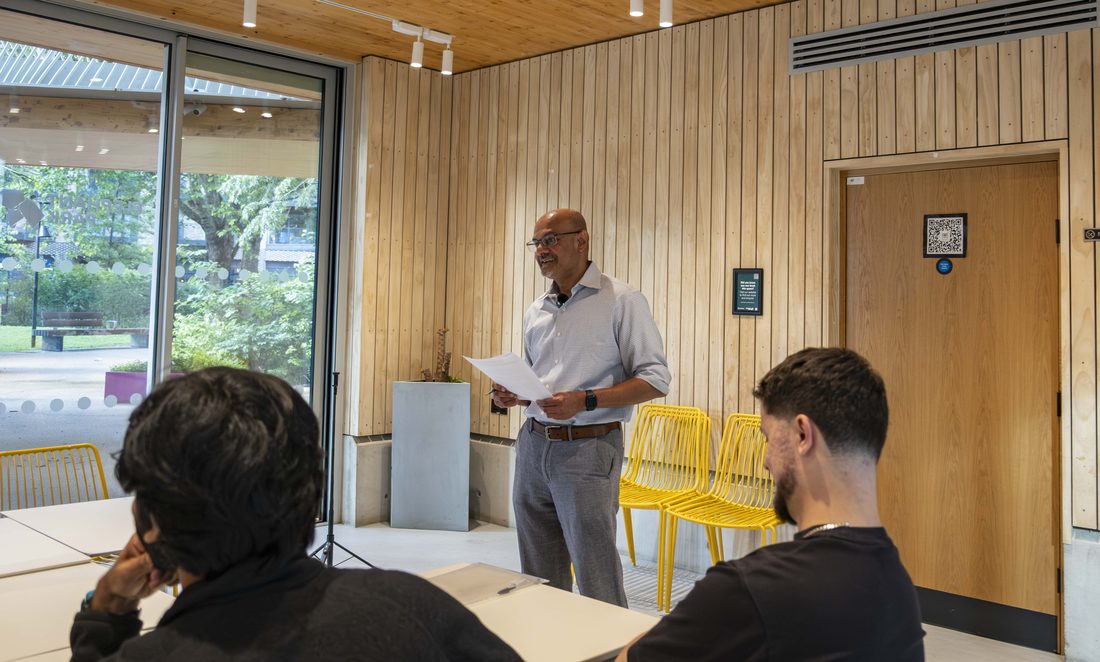 Rahul Mani leading a find your point financial education session at The Tree House, London